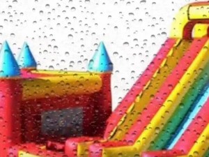 È Necessaria una Copertura Antipioggia per il Castello Gonfiabile?