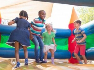 Qual è la tendenza di sviluppo dei castelli gonfiabili nel settore dell'intrattenimento?